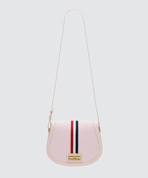 THOM BROWNE | SADDLE SHOULDER BAG W/ ENAMEL LOCK & RWB WEBBING CENTER STRIPE IN SEERSUCKER(ショルダーバッグ)