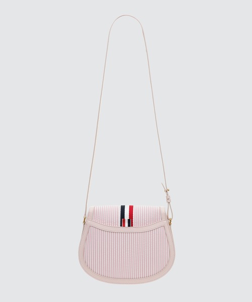 THOM BROWNE（トムブラウン）の「SADDLE SHOULDER BAG W/ ENAMEL LOCK & RWB WEBBING CENTER STRIPE IN SEERSUCKER（ショルダーバッグ・レディース・ピンク系その他・ONE SIZE）」の2枚目の写真