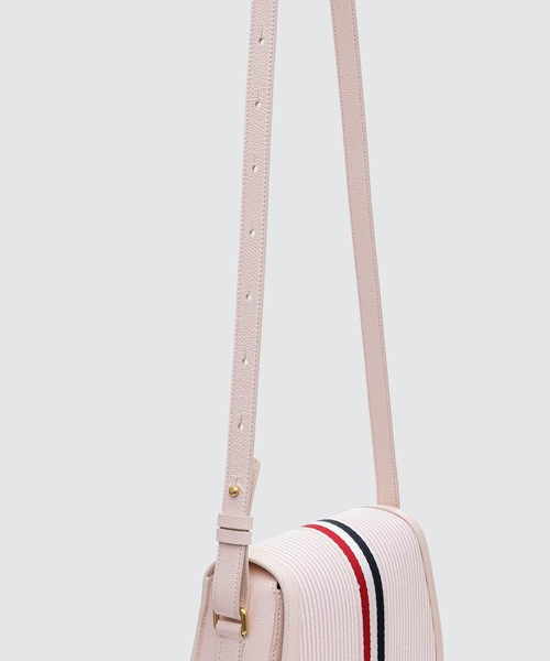 THOM BROWNE（トムブラウン）の「SADDLE SHOULDER BAG W/ ENAMEL LOCK & RWB WEBBING CENTER STRIPE IN SEERSUCKER（ショルダーバッグ・レディース・ピンク系その他・ONE SIZE）」の3枚目の写真