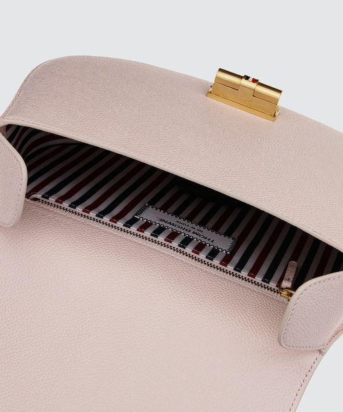 THOM BROWNE（トムブラウン）の「SADDLE SHOULDER BAG W/ ENAMEL LOCK & RWB WEBBING CENTER STRIPE IN SEERSUCKER（ショルダーバッグ・レディース・ピンク系その他・ONE SIZE）」の6枚目の写真