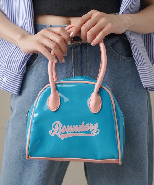 Saku　バリー ミニ ボストン キルティング エナメル ロゴプレート SPINNS（スピンズ）の「BAUNDAYロゴ エナメルミニボストンバッグ