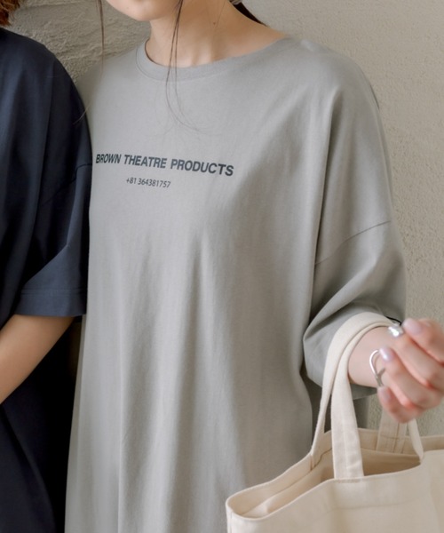 THEATRE PRODUCTS（シアタープロダクツ）の「【THEATRE PRODUCTS BORWN】ロゴプリントカットソーワンピース（ワンピース・レディース・ネイビー/グレー/グレイッシュベージュ・FREE）」の4枚目の写真