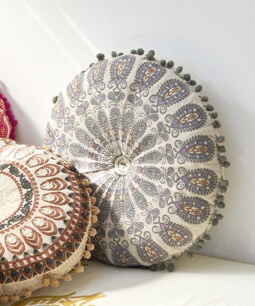 チャイハネ（チャイハネ）の「【チャイハネ】カシュールラウンドクッション（クッション/クッションカバー・レディース・ホワイト/ベージュ/ネイビー/グレー/ピンク/ブルー/レインボー・FREE）」の2枚目の写真