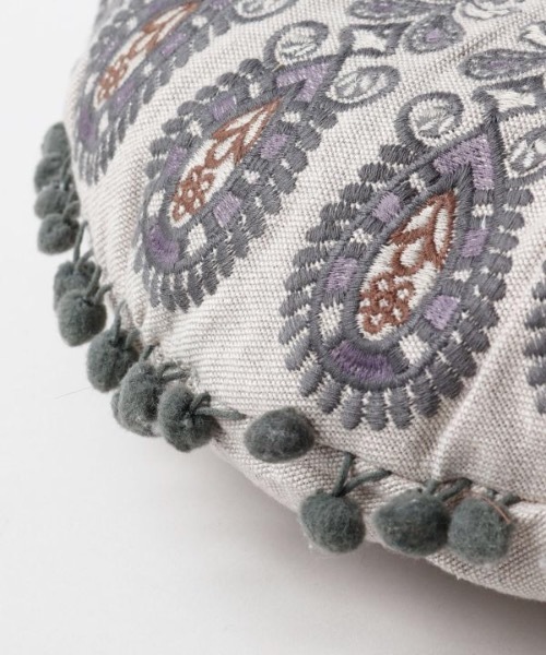 チャイハネ（チャイハネ）の「【チャイハネ】カシュールラウンドクッション（クッション/クッションカバー・レディース・ホワイト/ベージュ/ネイビー/グレー/ピンク/ブルー/レインボー・FREE）」の8枚目の写真