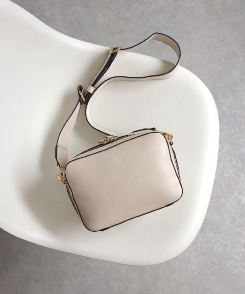 MIAN (ミアン)の「BELLIS / スクエアショルダーバッグ(ショルダーバッグ・レディース・ブラック/ブラウン/グリーン/アイボリー・FREE)」の2枚目の写真