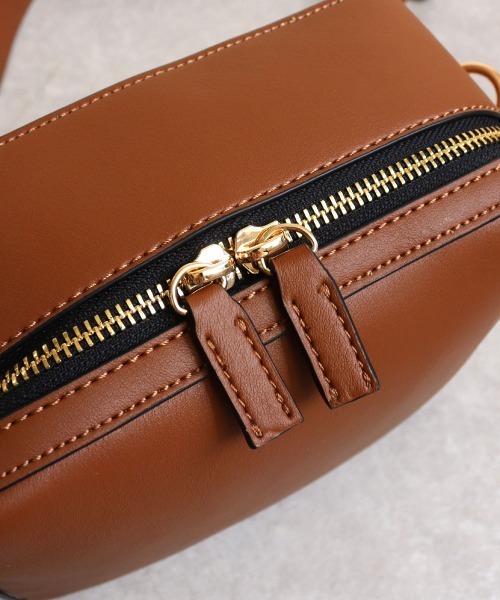 MIAN (ミアン)の「BELLIS / スクエアショルダーバッグ(ショルダーバッグ・レディース・ブラック/ブラウン/グリーン/アイボリー・FREE)」の6枚目の写真