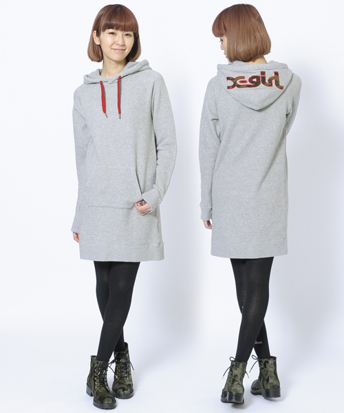 X-girl(エックスガール)の「LOGO SWEAT HOODIE DRESS(ワンピース・レディース・ブラック/アッシュ/バーガンディー/ネイビー・1/2)」の2枚目の写真