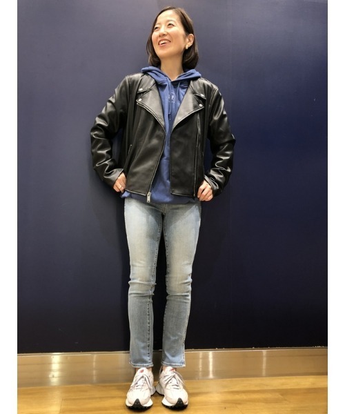 GAP（ギャップ）の「ウォッシュウェル ミッドライズ スプリットヘム ヴィンテージ スリムデニム（デニムパンツ・レディース・ライトインディゴブルー・25/26/23/24/27/28/29/30）」の14枚目の写真