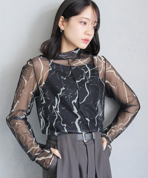 cheriella（シェリエラ）の「【cheriella】WEB限定フィンガーホールマーブルハイネックシアートップス長袖（Tシャツ/カットソー・レディース・ブラック/グレイッシュベージュ/ブルー/カーキ/グレー系その他/グレー/ブルーグリーン/ワイン・M）」の2枚目の写真