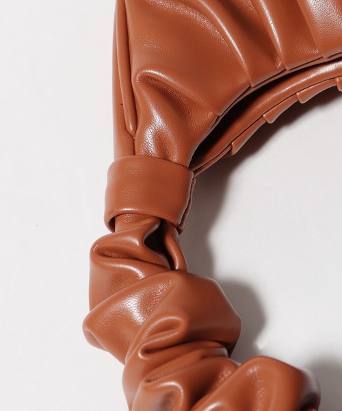 JW PEI（ジェイダブリューペイ）の「JW PEI/ジェイダブリューペイ Gabbi Ruched Hobo Handbag ハンドバッグ ミニバッグ（ハンドバッグ・レディース・ブラウン/エメラルドブルー/ブルー/ブラック/アイボリー/グレー/ホワイト・FREE）」の16枚目の写真