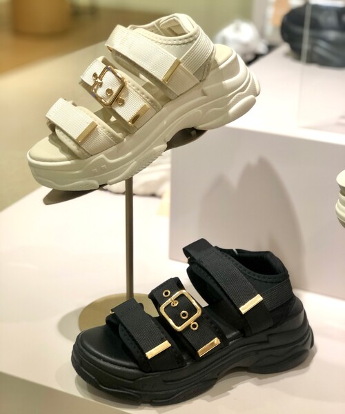cs T&P（シーエスティーアンドピー）の「軽量厚底ソール ゴールドバックルスポーツサンダル（サンダル・レディース・アイボリー/ブラック・L/LL/M/S）」の19枚目の写真
