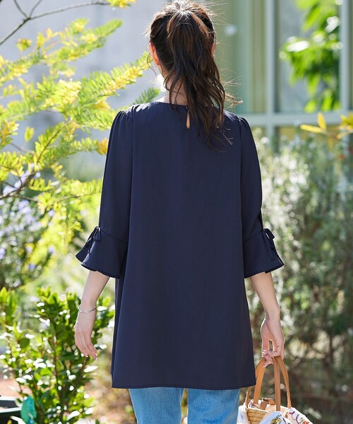 Tiaclasse(ティアクラッセ)の「【洗える】リボン付きタックスリーブチュニックブラウス(シャツ/ブラウス・レディース・ブルー系その他/ネイビー/グレイッシュベージュ/ブルー/ピンク・XL/XXL)」の10枚目の写真