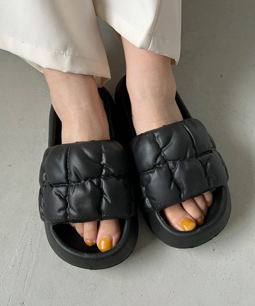 CLEA（クレア）の「パデッドフラット厚底サンダル（サンダル・レディース・グリーン/ホワイト/ブラック・23.5cm/24.5cm）」の17枚目の写真