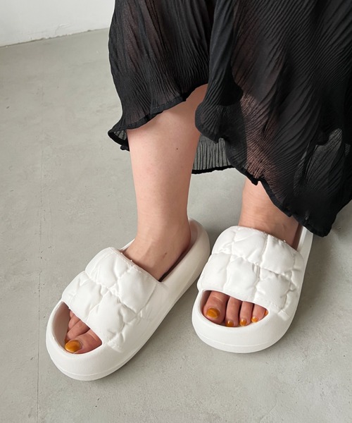 CLEA（クレア）の「パデッドフラット厚底サンダル（サンダル・レディース・グリーン/ホワイト/ブラック・23.5cm/24.5cm）」の13枚目の写真