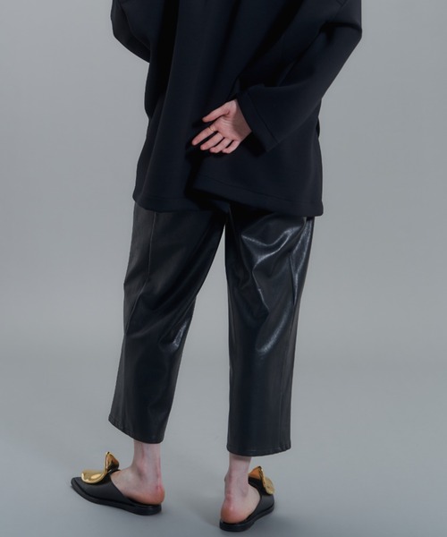 MECRE(メクル)の「フェイクレザーストレートパンツ(その他パンツ・レディース・ブラック・S/M)」の6枚目の写真