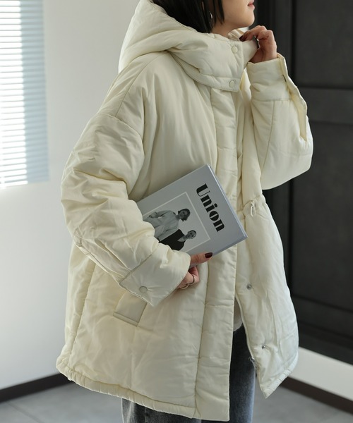 ap retro（アプレトロ）の「フードパディングスタンドビッグブルゾン/パディングコート/モンスターコート（ダウンジャケット/コート・レディース・オフホワイト/アイボリー/ブラック・FREE）」の5枚目の写真