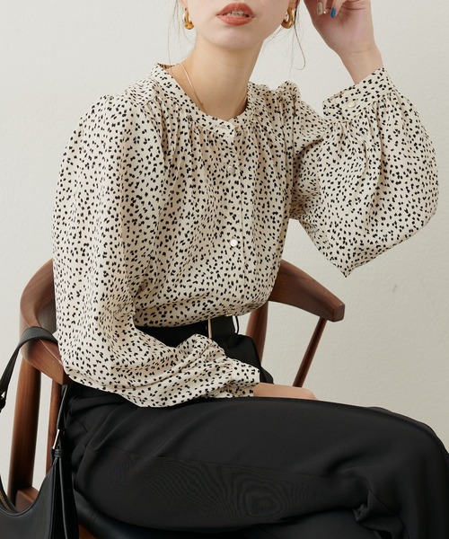 natural couture(ナチュラルクチュール)の「マット釦とろみサテンブラウス(シャツ/ブラウス・レディース・オフホワイト/イエロー/ブラウン/チャコール/ラベンダー/その他1/ブルー/ピンクベージュ・FREE)」の8枚目の写真