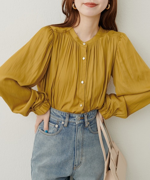 natural couture(ナチュラルクチュール)の「マット釦とろみサテンブラウス(シャツ/ブラウス・レディース・オフホワイト/イエロー/ブラウン/チャコール/ラベンダー/その他1/ブルー/ピンクベージュ・FREE)」の7枚目の写真
