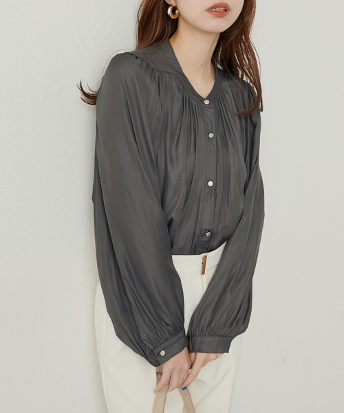 natural couture(ナチュラルクチュール)の「マット釦とろみサテンブラウス(シャツ/ブラウス・レディース・オフホワイト/イエロー/ブラウン/チャコール/ラベンダー/その他1/ブルー/ピンクベージュ・FREE)」の3枚目の写真