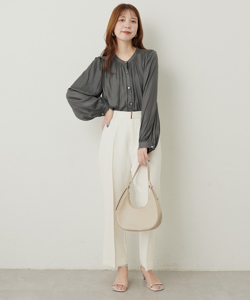 natural couture(ナチュラルクチュール)の「マット釦とろみサテンブラウス(シャツ/ブラウス・レディース・オフホワイト/イエロー/ブラウン/チャコール/ラベンダー/その他1/ブルー/ピンクベージュ・FREE)」の15枚目の写真