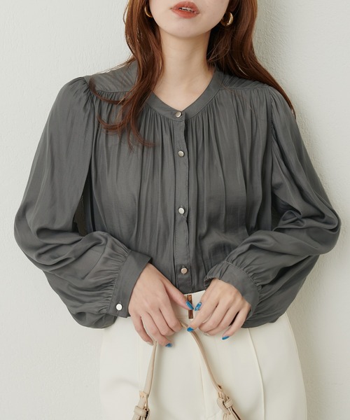 natural couture(ナチュラルクチュール)の「マット釦とろみサテンブラウス(シャツ/ブラウス・レディース・オフホワイト/イエロー/ブラウン/チャコール/ラベンダー/その他1/ブルー/ピンクベージュ・FREE)」の12枚目の写真