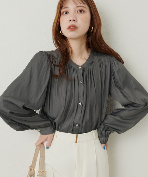 natural couture(ナチュラルクチュール)の「マット釦とろみサテンブラウス(シャツ/ブラウス・レディース・オフホワイト/イエロー/ブラウン/チャコール/ラベンダー/その他1/ブルー/ピンクベージュ・FREE)」の13枚目の写真