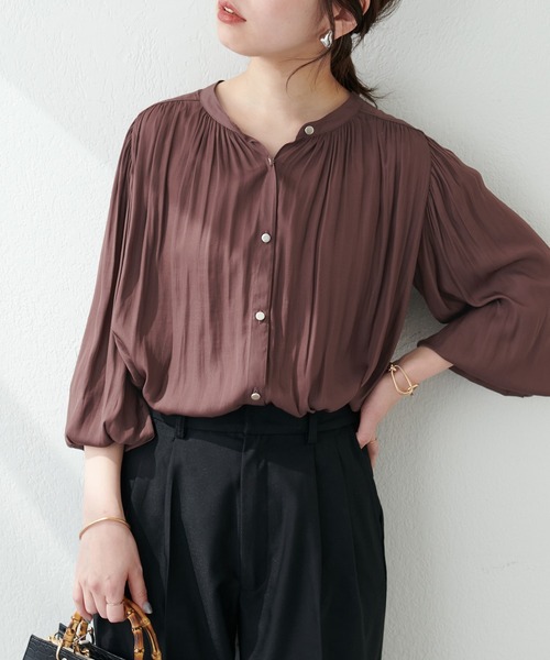 natural couture(ナチュラルクチュール)の「マット釦とろみサテンブラウス(シャツ/ブラウス・レディース・オフホワイト/イエロー/ブラウン/チャコール/ラベンダー/その他1/ブルー/ピンクベージュ・FREE)」の17枚目の写真
