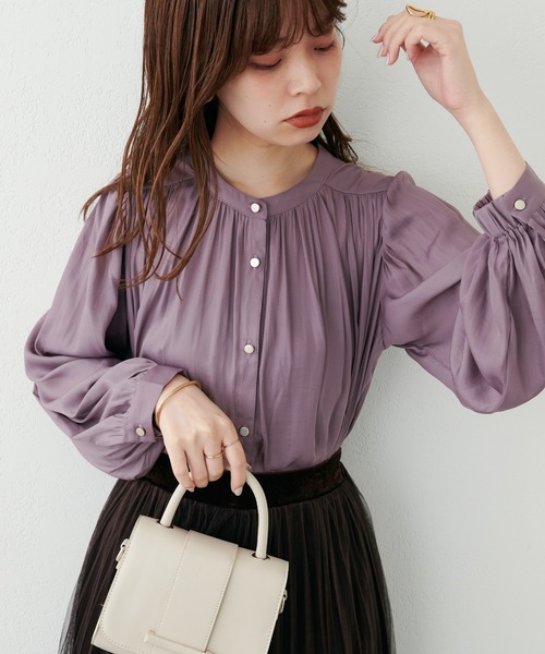 natural couture(ナチュラルクチュール)の「マット釦とろみサテンブラウス(シャツ/ブラウス・レディース・オフホワイト/イエロー/ブラウン/チャコール/ラベンダー/その他1/ブルー/ピンクベージュ・FREE)」の22枚目の写真