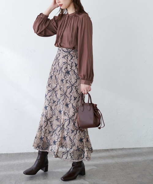 natural couture(ナチュラルクチュール)の「マット釦とろみサテンブラウス(シャツ/ブラウス・レディース・オフホワイト/イエロー/ブラウン/チャコール/ラベンダー/その他1/ブルー/ピンクベージュ・FREE)」の16枚目の写真