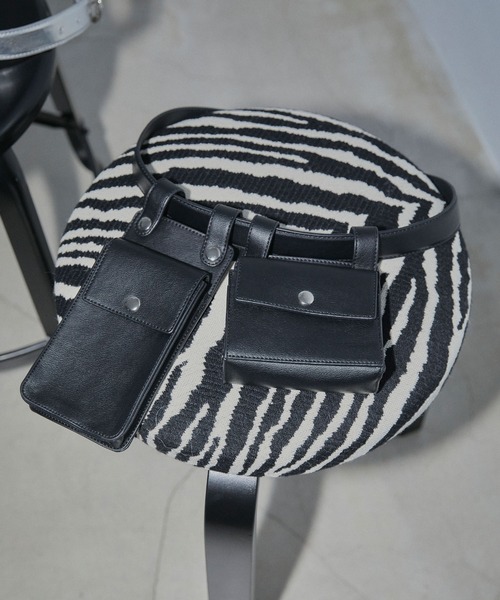 ELLEgirl(エルガール)の「ヴィーガンレザーベルトバッグ【ELLEgirl/エル ガール】(ボディバッグ/ウエストポーチ・レディース・シルバー/ブラック・FREE)」の10枚目の写真