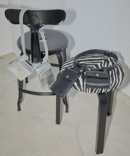 ELLEgirl(エルガール)の「ヴィーガンレザーベルトバッグ【ELLEgirl/エル ガール】(ボディバッグ/ウエストポーチ・レディース・シルバー/ブラック・FREE)」の8枚目の写真