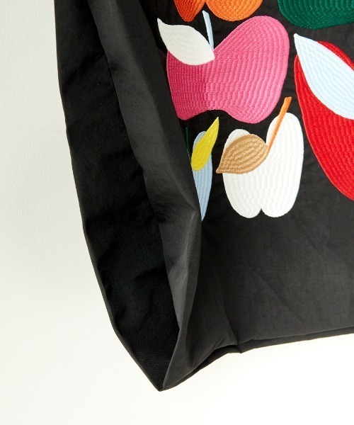 Ball&Chain（ボールアンドチェーン）の「[BALL&CHAIN/ボールアンドチェーン] S.APPLE 刺繍デザインナイロントートバッグ（トートバッグ・レディース・ブラック/カーキ・M）」の6枚目の写真