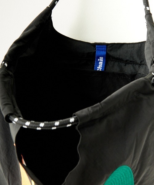 Ball&Chain（ボールアンドチェーン）の「[BALL&CHAIN/ボールアンドチェーン] S.APPLE 刺繍デザインナイロントートバッグ（トートバッグ・レディース・ブラック/カーキ・M）」の5枚目の写真