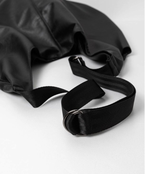 ATTACHMENT（アタッチメント）の「【 直営店・ZOZOTOWN限定 】シンセティックレザー ショルダーショッピングバッグ / SYNTHETIC LEATHER SHOULDER SHOPPING BAG（ショルダーバッグ・メンズ・ブラック・FREE）」の18枚目の写真