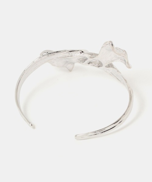 FOREVER 21（フォーエバー トゥエンティーワン）の「ツイストリボンバングル（バングル/リストバンド・レディース・シルバー・FREE）」の2枚目の写真