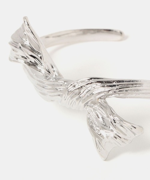 FOREVER 21（フォーエバー トゥエンティーワン）の「ツイストリボンバングル（バングル/リストバンド・レディース・シルバー・FREE）」の3枚目の写真