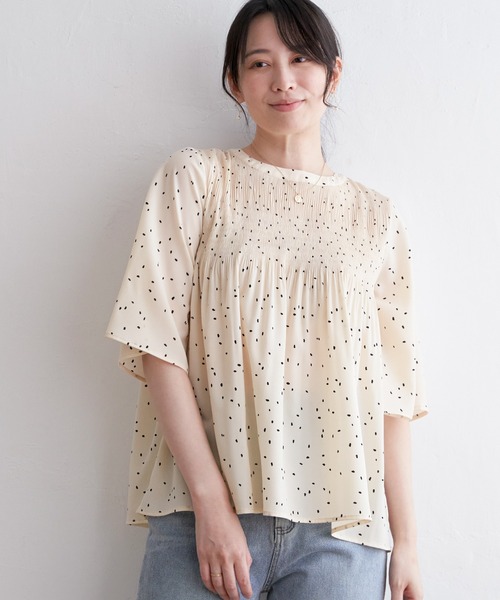 ikka(イッカ)の「マジョリカプリーツブラウス(シャツ/ブラウス・レディース・オフホワイト/ピンク/ライトグレー/ブラック/ブルー・M/L/S)」の2枚目の写真