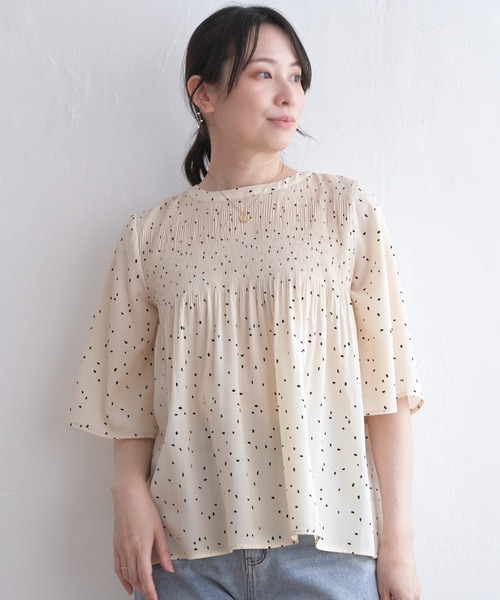 ikka(イッカ)の「マジョリカプリーツブラウス(シャツ/ブラウス・レディース・オフホワイト/ピンク/ライトグレー/ブラック/ブルー・M/L/S)」の18枚目の写真