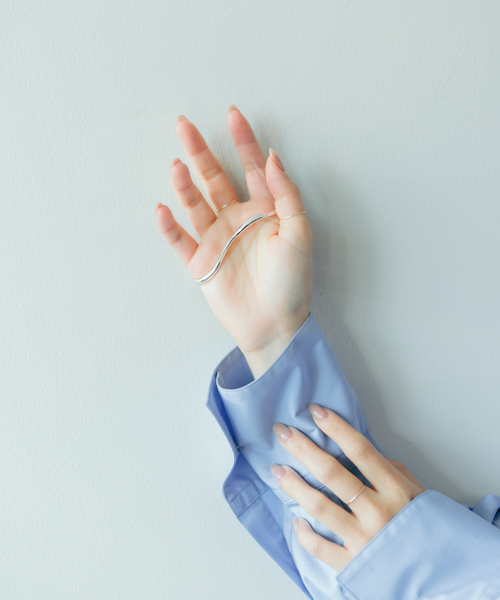 Soierie(ソワリー)の「【Soierie/ソワリー】MATAL ART PALM CUFF:バングル(バングル/リストバンド・レディース・シルバー・FREE)」の2枚目の写真