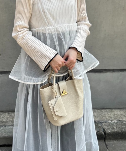 ORiental TRaffic（オリエンタルトラフィック）の「タックハンドバッグ BA-225（ショルダーバッグ・レディース・ブラック/ホワイト/ベージュ・ﾌﾘ-）」の2枚目の写真