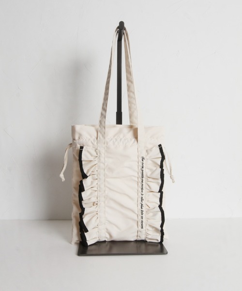 tocco closet(トッコ クローゼット)の「【ZOZO限定】パイピングフリルトートバッグ(トートバッグ・レディース・アイボリー/ブラック/ピンク・FREE)」の5枚目の写真