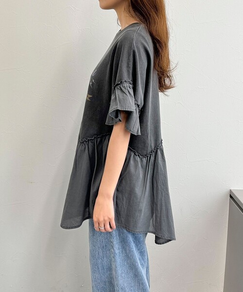 fredy emue(フレディエミュ)の「ピグメント加工リメイク風Tシャツ(Tシャツ/カットソー・レディース・チャコールグレー/ライトグレー・38)」の17枚目の写真