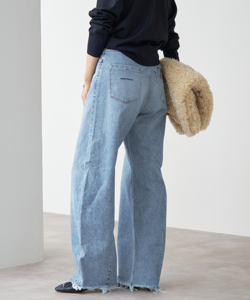 YANUK LAURA カーブテーパードデニム 25 裾に向けて大きくカーブを描くボリューミィやカーブシルエットが印象的