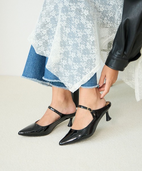 BAYFLOW（ベイフロー）の「[安定感のある履き心地]ストラップミュール（パンプス・レディース・シルバー/ブラック/ゴールド・MEDIUM/LARGE）」の2枚目の写真