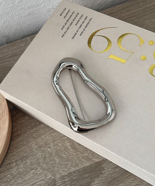 GOLDY（ゴールディ）の「〈GOLDY/ゴールディ〉ニュアンスラウンドブローチ（ブローチ/コサージュ・レディース・ゴールド/シルバー・FREE）」の2枚目の写真