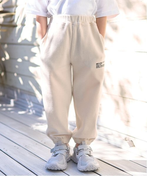 b・ROOM（ビールーム）の「【ともパン】イージーパンツ（その他パンツ・キッズ・ブルー/グレイッシュベージュ/チャコール/ネイビー/シルバーグレー/モスグリーン/ライトカーキ/ライトベージュ/ブラック・100cm/120cm/110cm/130cm/140cm）」の4枚目の写真