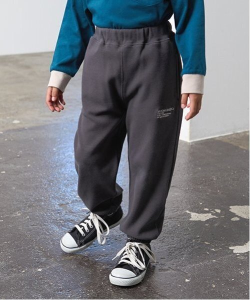 b・ROOM（ビールーム）の「【ともパン】イージーパンツ（その他パンツ・キッズ・ブルー/グレイッシュベージュ/チャコール/ネイビー/シルバーグレー/モスグリーン/ライトカーキ/ライトベージュ/ブラック・100cm/120cm/110cm/130cm/140cm）」の3枚目の写真