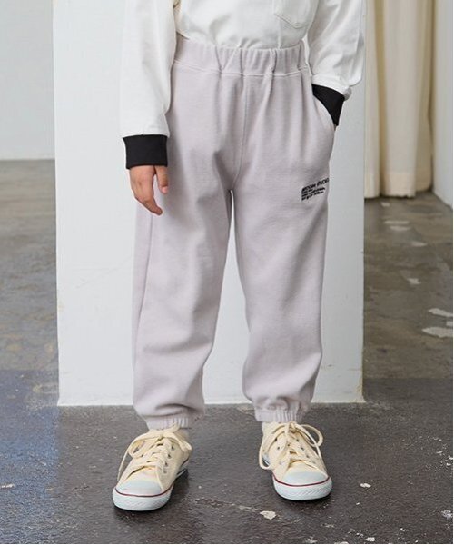 b・ROOM（ビールーム）の「【ともパン】イージーパンツ（その他パンツ・キッズ・ブルー/グレイッシュベージュ/チャコール/ネイビー/シルバーグレー/モスグリーン/ライトカーキ/ライトベージュ/ブラック・100cm/120cm/110cm/130cm/140cm）」の2枚目の写真