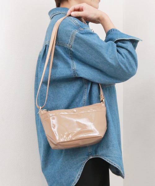 cache cache（カシュ カシュ）の「カシュカシュ cachecache / ソフトエナメル舟型ショルダー（ショルダーバッグ・レディース・ホワイト/ライトグリーン/レオパード/ワインレッド/ライトグレー/ベージュ/ラベンダー/ブルー系その他/ダークグレー/ブルー/ライトイエロー/アイボリー/ブラック/ライトブルー・FREE）」の6枚目の写真