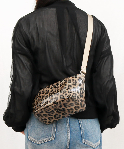 cache cache（カシュ カシュ）の「カシュカシュ cachecache / ソフトエナメル舟型ショルダー（ショルダーバッグ・レディース・ホワイト/ライトグリーン/レオパード/ワインレッド/ライトグレー/ベージュ/ラベンダー/ブルー系その他/ダークグレー/ブルー/ライトイエロー/アイボリー/ブラック/ライトブルー・FREE）」の14枚目の写真